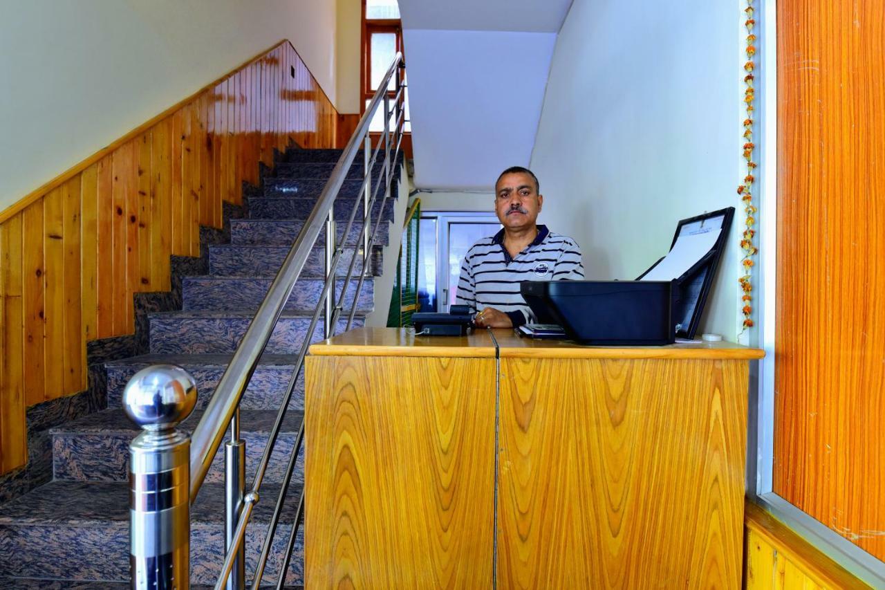 Oyo 38661 Hotel Apna Ghar Manāli Exteriör bild